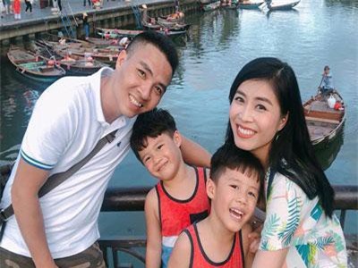 Khép lại 1 năm đầy thị phi, MC Hoàng Linh chào 2019 hạnh phúc bên chồng sắp cưới