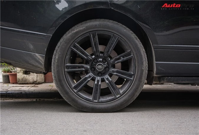 Với gói ngoại thất Black Exterior Pack, các chi tiết như lưới tản nhiệt, bộ vành, dòng chữ "Range Rover" ở cả phía trước và sau đều được sơn đen.