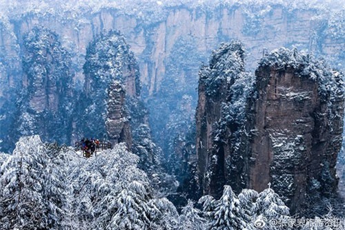 Du khách phấn khích trước cảnh tượng băng tuyết phủ trắng Trương Gia Giới