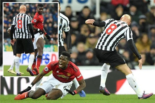 Pogba "troll" Jonjo Shelvey cực gắt sau pha vào bóng ý đồ triệt hạ