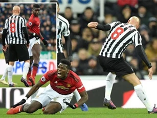 Pogba "troll" Jonjo Shelvey cực gắt sau pha vào bóng ý đồ triệt hạ