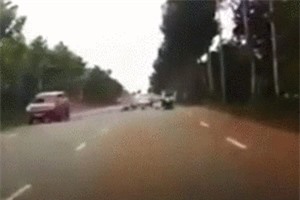 CLIP: 'Quái xế' chạy xe máy tốc độ cao lao thẳng vào ô tô do vượt ẩu ở Vũng Tàu