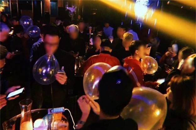  Các bạn trẻ lên bar thản nhiên sử dụng bóng cười và shisa như một thức chơi sành điệu. 