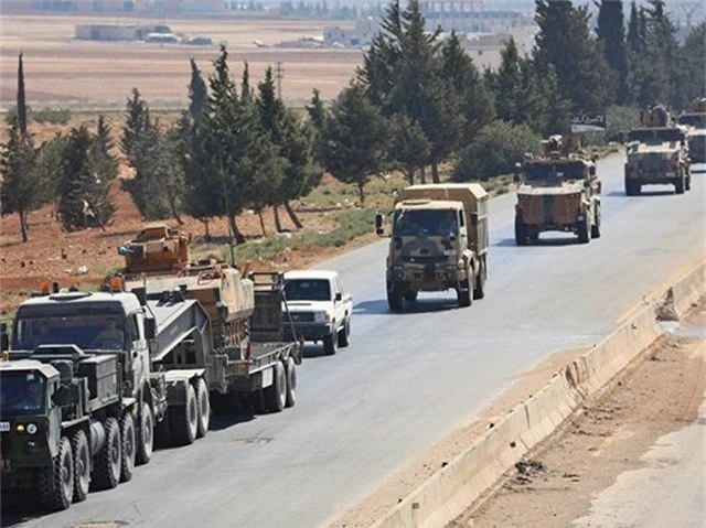  Đoàn xe quân sự Thổ Nhĩ Kỳ đang chạy hướng đến biên giới Syria 