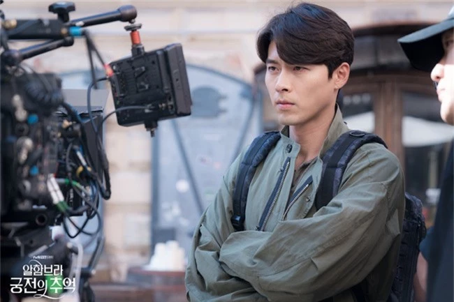 Fan của Hyun Bin sẽ thấy yêu anh hơn khi xem những hình ảnh hậu trường này - Ảnh 1.