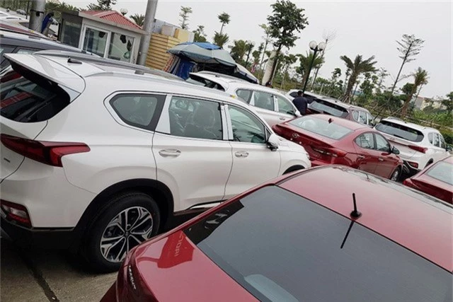 Hyundai Santa Fe 2019 full option giá cao hơn 1,3 tỷ thiếu vắng tại đại lý khiến nhiều khách hàng hụt hẫng - Ảnh 3.