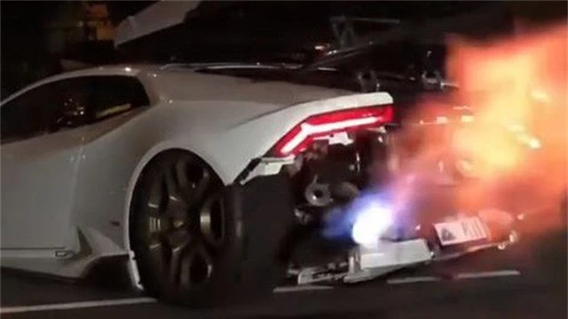 Lamborghini Huracan mở đuôi xe, khạc lửa như rồng