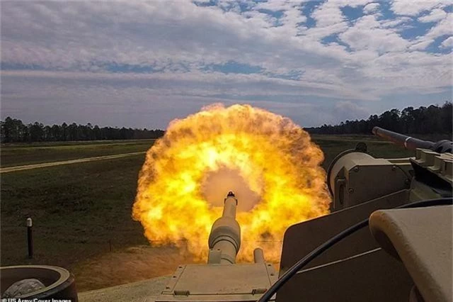 Xe tăng M1A1-SA Abrams của Mỹ khai hỏa tại Fort Stewart, Georgia. 