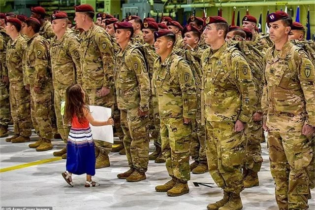  Tại căn cứ Elmendorf-Richardson ở Alaska, một bé gái háo hức chào đón người thân trong số 400 lính nhảy dù thuộc Lữ đoàn Bộ binh số 4, Sư đoàn Bộ binh số 25 trở về nhà. 