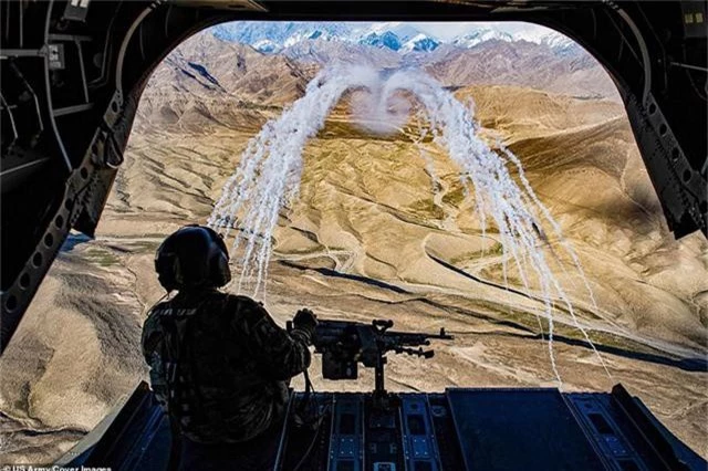  Một binh sĩ trên máy bay vận tải CH-47F Chinook tham gia chuyến bay huấn luyện tại Afghanistan hồi tháng 3. 