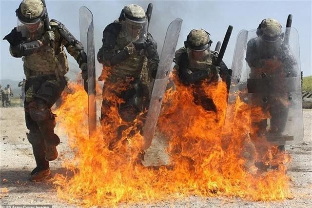  Các binh sĩ huấn luyện với lửa tại căn cứ Marechal de Lattre de Tassigny ở Kosovo. 