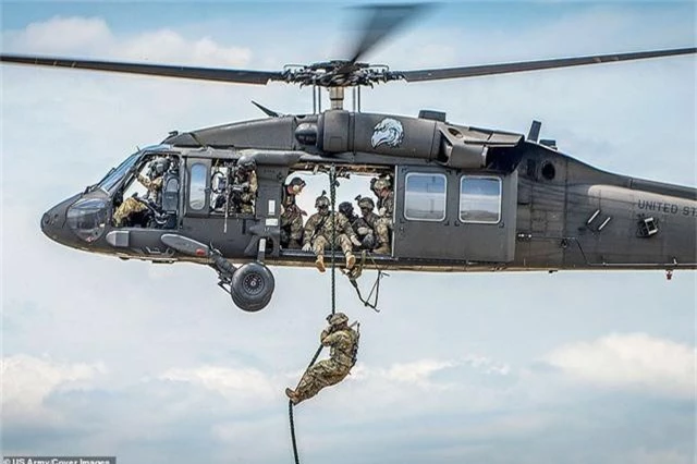  Một binh sĩ đu dây thừng thả từ trực thăng Black Hawk tại căn cứ Eglin ở Florida. 