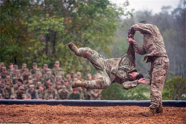  Hai binh sĩ thể hiện kỹ năng chiến đấu bằng tay không tại Fort Benning, Georgia. 