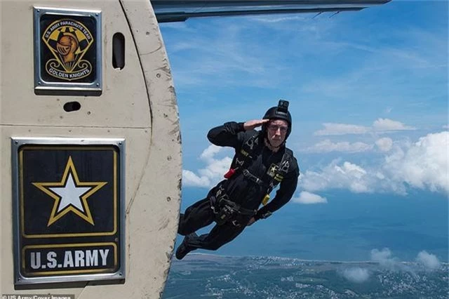  Một thành viên của đội bay Golden Knights nhảy ra ngoài máy bay tại một sự kiện triển lãm quân sự ở căn cứ Langley-Eustis, bang Virginia hồi tháng 5. 