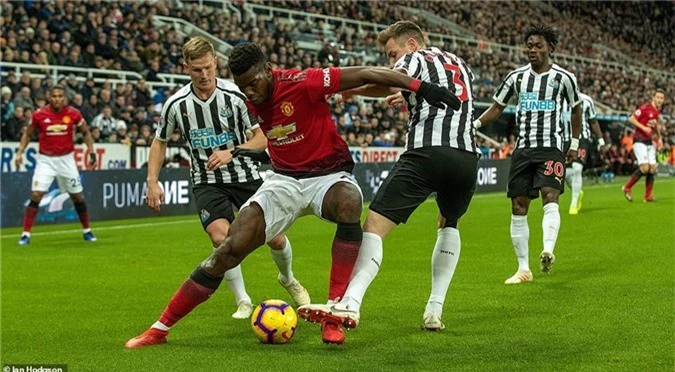 Pogba troll Jonjo Shelvey cực gắt sau pha vào bóng ý đồ triệt hạ