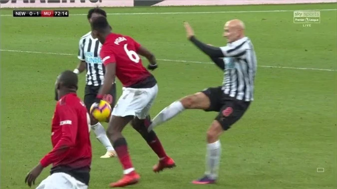 Pogba troll Jonjo Shelvey cực gắt sau pha vào bóng ý đồ triệt hạ