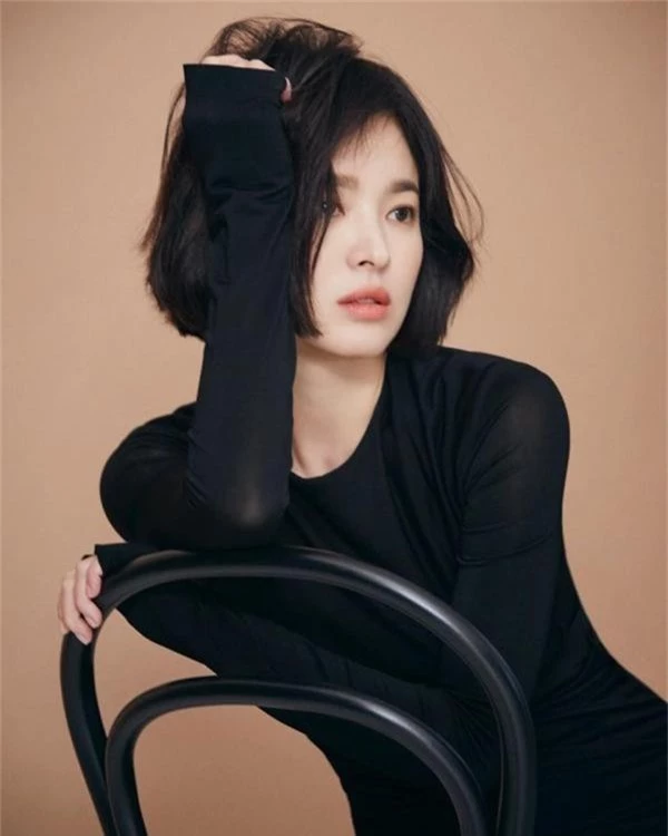 Song Hye Kyo: Mỹ nhân U40 đẹp trong trẻo như gái đôi mươi - Ảnh 1.