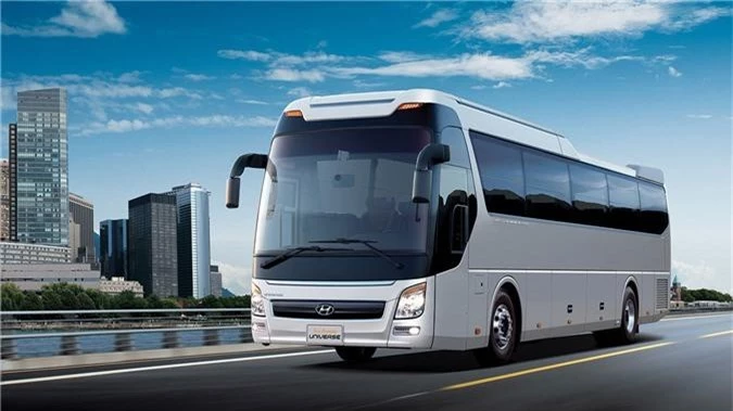 Hyundai Universe thế hệ mới ra mắt tại Việt Nam, giá từ 3,5 tỷ đồng. Ngày 3/1/2019, Hyundai Thành Công Xe Thương Mại (HTCV) chính thức ra mắt Universe tiêu chuẩn Euro 4 thế hệ mới, 47 chỗ. Xe có 2 phiên bản tiêu chuẩn và cao cấp với giá bán từ 3,5 tỷ đồng (đã bao gồm thuế VAT). (CHI TIẾT)