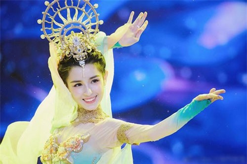 Mỹ nữ Tân Cương đẹp tựa thần tiên nói gì khi bị chê vụng về?