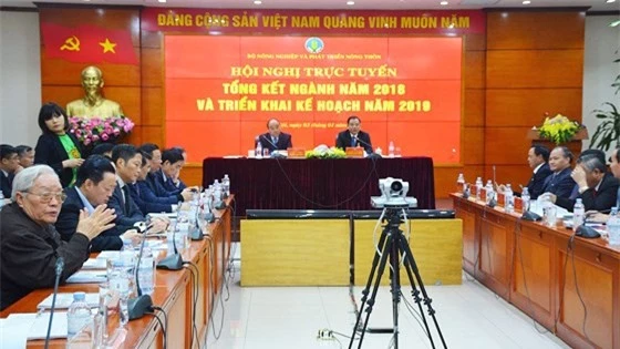 Thủ tướng Nguyễn Xuân Phúc chủ trì hội nghị sáng 03/01. (Ảnh: SGGP)