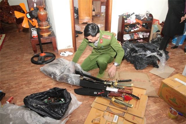 Quảng Trị: Phát hiện nhiều hàng “nóng”, pháo lậu ở cửa hàng bách hóa