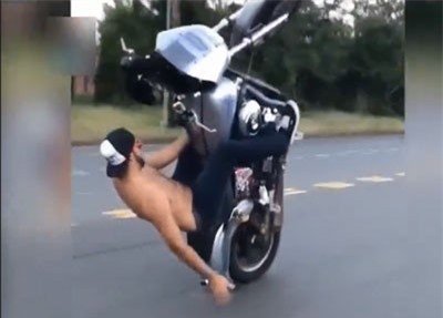 CLIP: Choáng với pha biểu diễn bốc đầu môtô trên đường phố của người đàn ông
