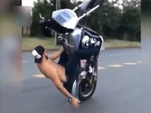 CLIP: Choáng với pha biểu diễn bốc đầu môtô trên đường phố của người đàn ông