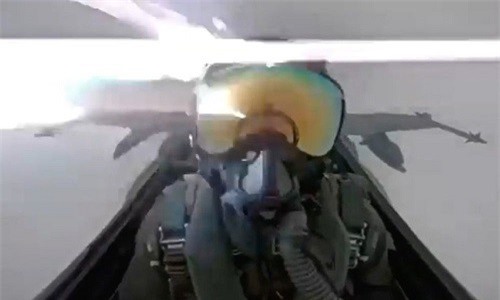 CLIP: Khoảnh khắc "nhớ đời" của phi công khi tia sét đánh trúng phi cơ
