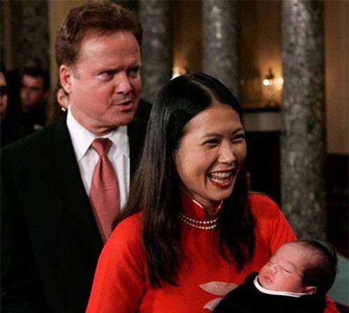 Chân dung người vợ gốc Việt của ứng viên Bộ trưởng Quốc phòng Mỹ