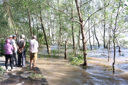 Tiền Giang: Sà lan chìm lúc 4 người đang ngủ, 3 người mất tích
