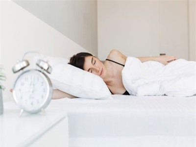 Những thói quen khi ngủ khiến làn da của bạn trở nên xấu xí