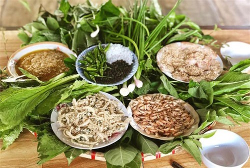 Kon Tum có 1 loại gỏi cuốn chung tới hơn 30 loại lá và là một đặc sản nức tiếng vùng Tây Nguyên