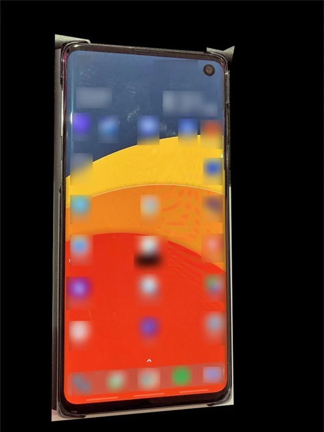 Ảnh thực tế Galaxy S10 với “màn hình đục lỗ”