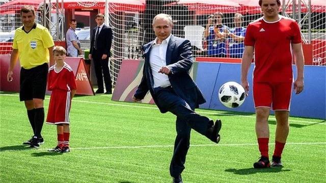  Tổng thống Putin đá bóng giao lưu với các cầu thủ trẻ nhân dịp Nga đăng cai World Cup 2018 hồi tháng 8. (Ảnh: Reuters) 