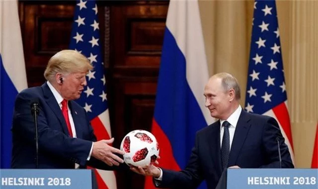  Tổng thống Putin tặng người đồng cấp Mỹ Donald Trump một quả bóng tại cuộc gặp ở Helsinki, Phần Lan sau khi Nga tổ chức thành công World Cup 2018. (Ảnh: Reuters) 