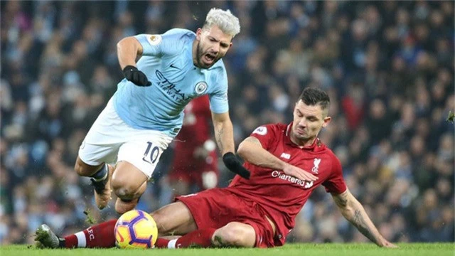  Lovren nhận thẻ vàng với tình huống phạm lỗi với Aguero 