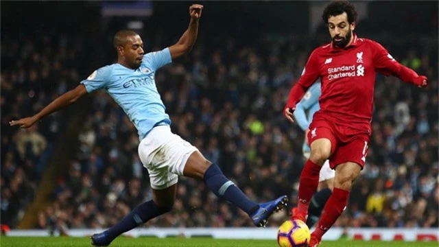  Fernandinho thường xuyên đeo bám theo Salah và anh ngăn chặn tiền đạo người Ai Cập khá hiệu quả 