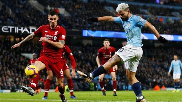  Aguero bất ngờ tỏa sáng ở phút 41 với cú vô lê ở góc hẹp 