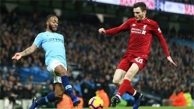  Sterling (trái) thường xuyên bị Robertson ngăn chặn, cựu cầu thủ Liverpool đã thi đấu khá mờ nhạt trong suốt hiệp một và phần đầu hiệp hai 