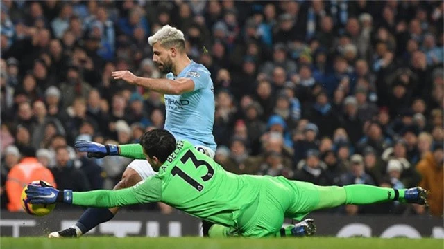  Aguero suýt lập được cú đúp vào lưới Liverpool nhưng Alisson đã cứu thua cho đội khách 