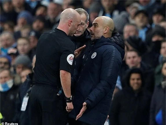  Guardiola bị trọng tài chính nhắc nhở do phản ứng thái quá bên ngoài đường biên ở tình huống Salah suýt gỡ hòa cho Liverpool 