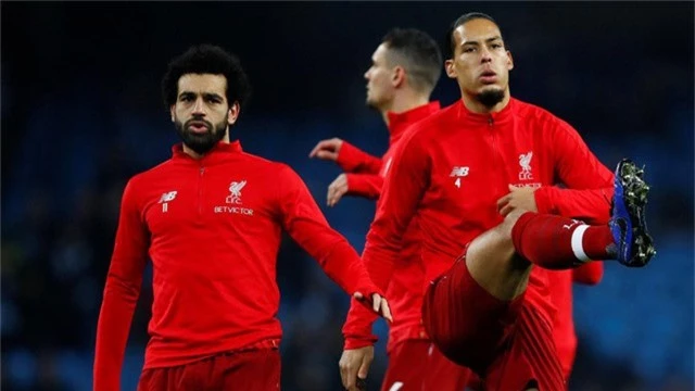  Salah, Van Dijk khởi động trước khi bước vào trận đấu ở Etihad 