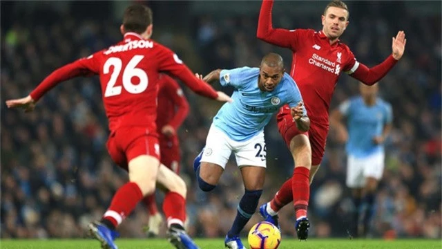  Fernandinho đi bóng trong vòng vây của các cầu thủ Liverpool, đội khách đã chủ động chơi phòng thủ chặt bên sân nhà khiến Man City bế tắc 