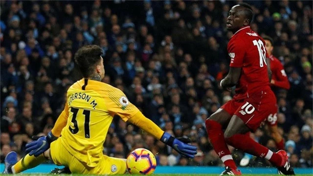  Mane thoát xuống dứt điểm đưa bóng vượt qua sự cản phá của thủ thành Ederson 