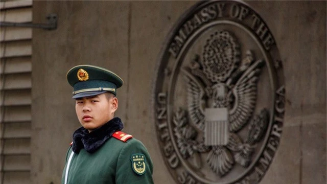  Quân nhân Trung Quốc bên ngoài đại sứ quán Mỹ ở Bắc Kinh. (Ảnh: Reuters) 