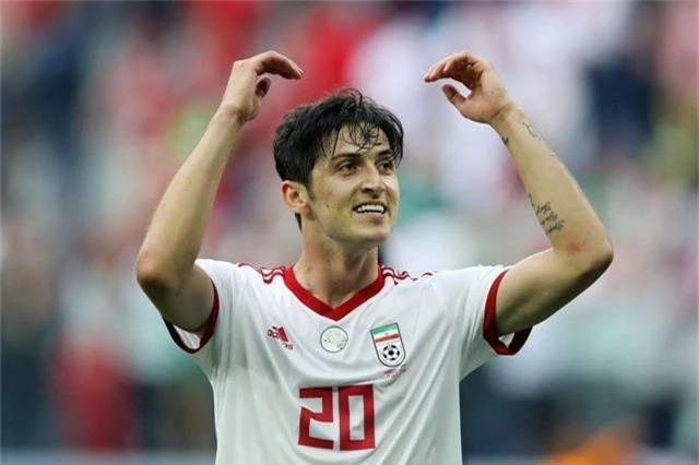  Khi mà chân sút số 1 Alireza Jahanbakhsh đang chấn thương và có nguy cơ nghỉ hết vòng bảng thì Sardar Azmoun sẽ lĩnh ấn hàng công Iran. Tốc độ và khả năng dứt điểm tốt là điểm mạnh của tiền đạo sinh năm 1995. Anh đã gặt hái khá nhiều thành công khi thi đấu ở giải VĐQG Nga những năm qua. 