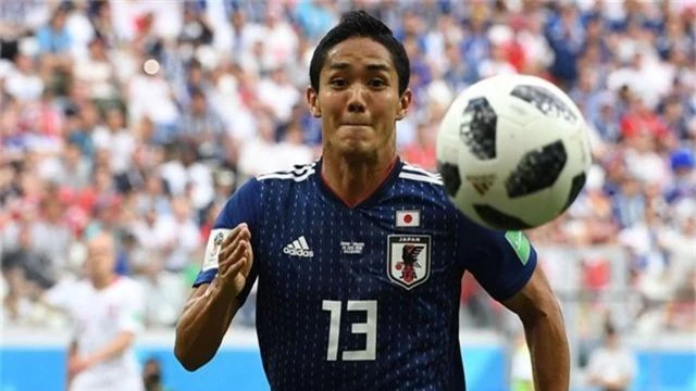  Yoshinori Muto đang khoác áo CLB Newcastle ở Premier League. Cầu thủ này cũng ghi 1 bàn thắng ở Premier League mùa này. Trong bối cảnh tiền đạo số 1 Asano chấn thương, Muto sẽ lĩnh ấn hàng công của đội tuyển Nhật Bản ở Asian Cup 2019. Chân sút này được đánh giá rất cao ở tốc độ. Anh sẽ là mối đe dọa lớn với các đối thủ ở giải đấu năm nay. 