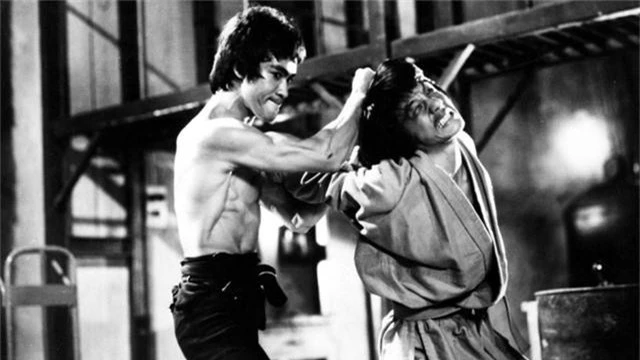  Lý Tiểu Long (trái) và Thành Long (phải) trên phim trường “Enter the Dragon” (Long tranh hổ đấu - 1973). 