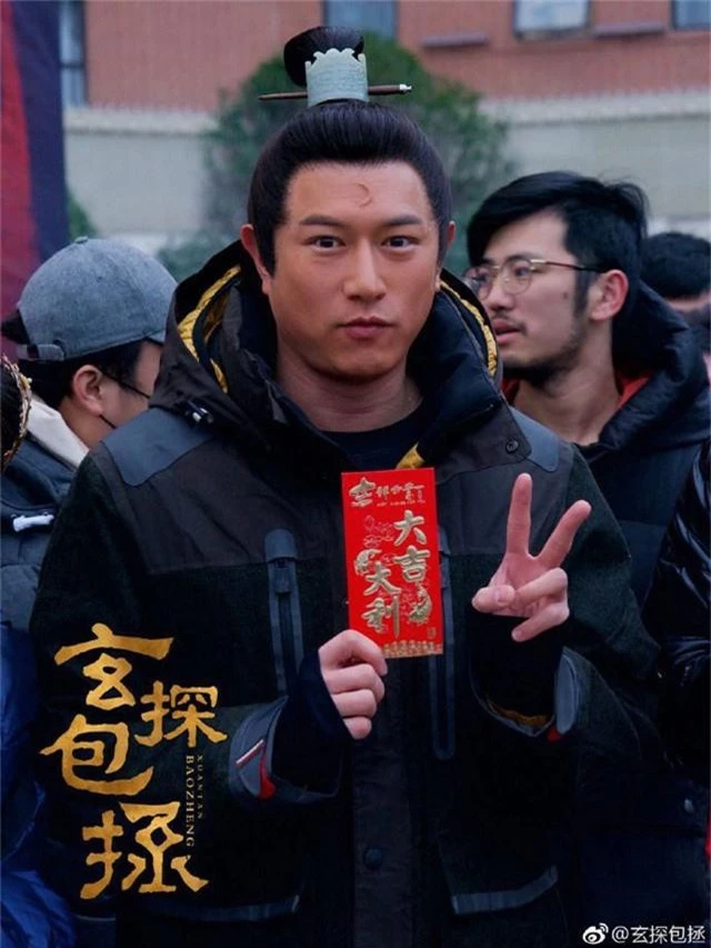  Trần Kiện Phong trên phim trường Huyền thám Bao Chửng tăng cân thấy rõ. 