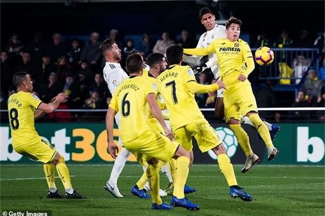 Varane nâng tỷ số lên 2-1 cho Real Madris sau tình huống đánh đầu